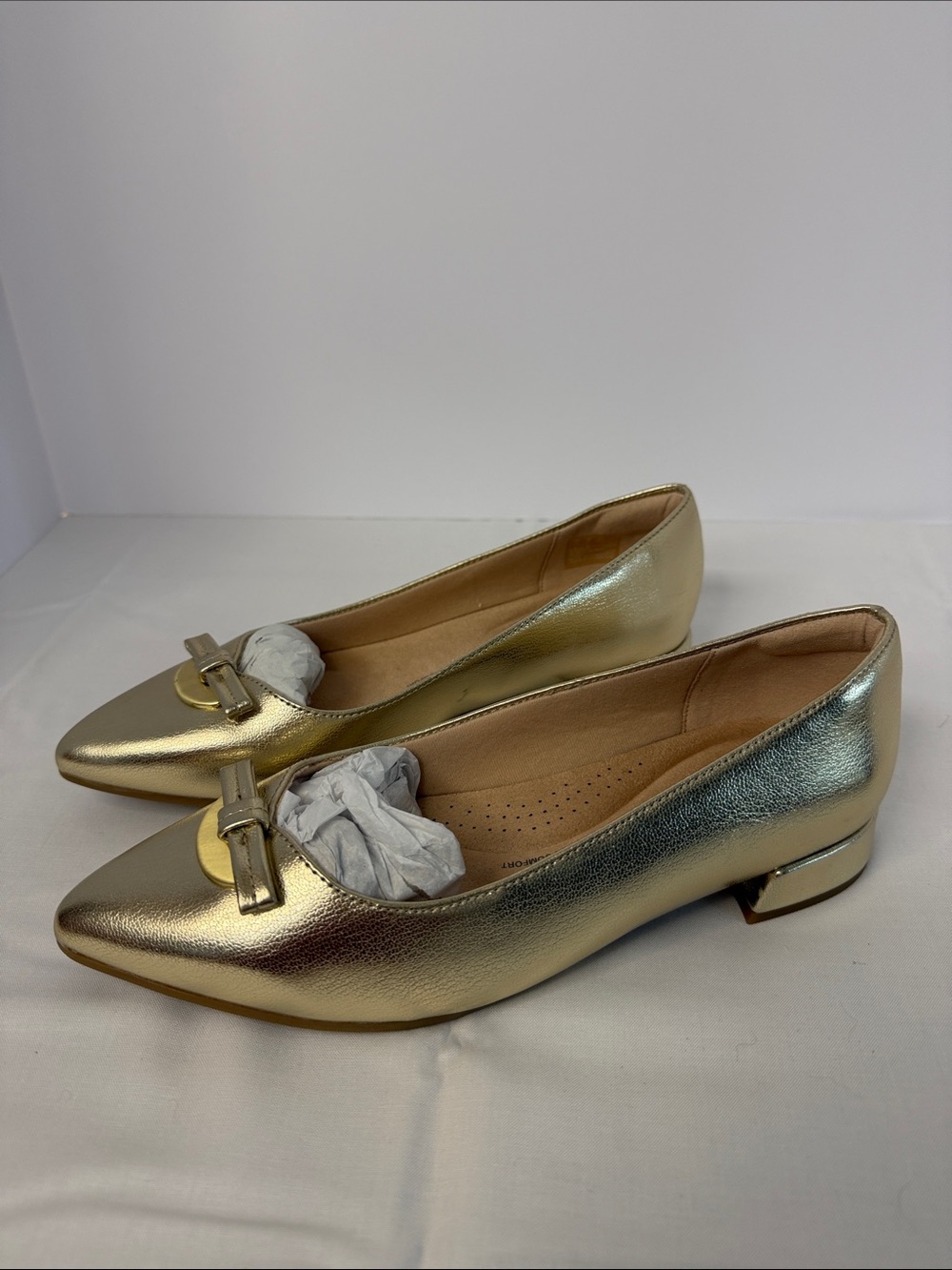 Clark’s Gold Pointed Toe Ballet Flats with Decorative Buckle size 7W